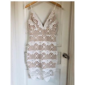 LULU’S LACE BODYCON DRESS PLUNGING V NECKLINE